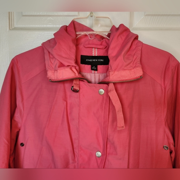 JONES NEW YORK Size Medium rain jacket with hood. - Picture 3 of 12